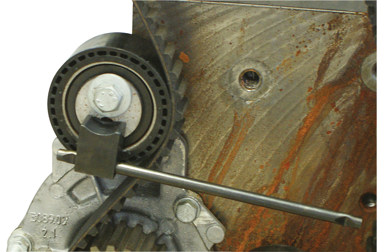 KL-1382-1 - Llave tensora de correa de distribución para Peugeot: Herramienta bloqueando polea tensora de correa en motor