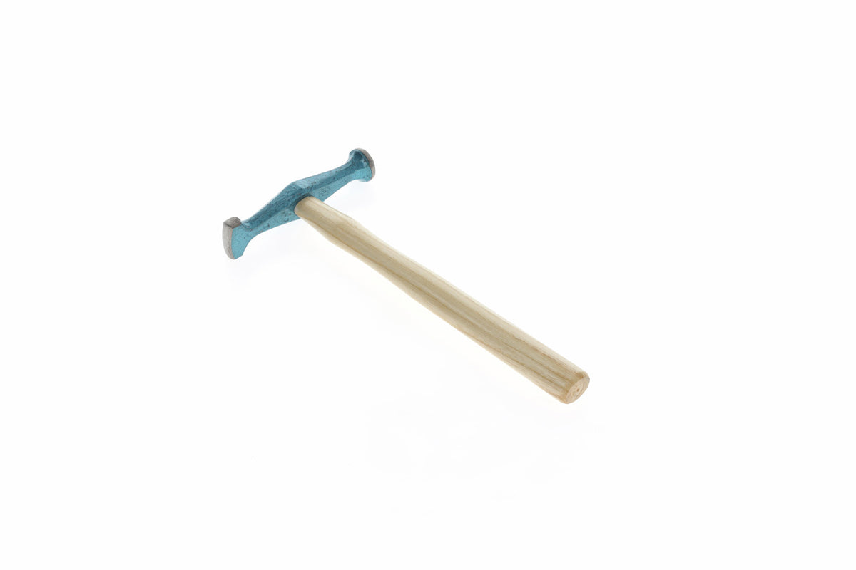 261 - Martillo plano peña redondeada: Martillo con cabeza metálica azulada de dos bocas y mango de madera