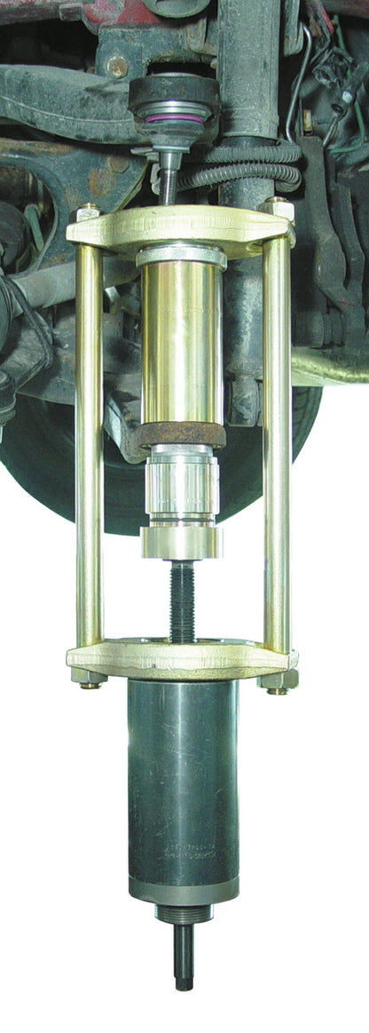 KL-0039-1105 - Adaptador 2 1/4-14UNS a Ø30 con junta tórica: Extractor de rótula montado bajo el vehículo, en uso