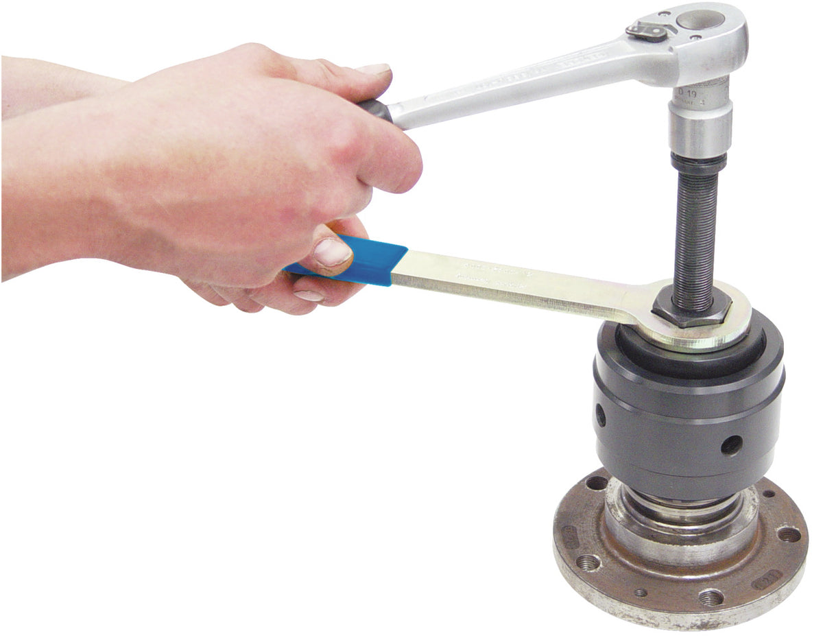 KL-0042-9071 - Pinza, tamaño 7, Ø 60-64mm: Manos usando llave de contratuerca sobre rótula de rueda con carraca