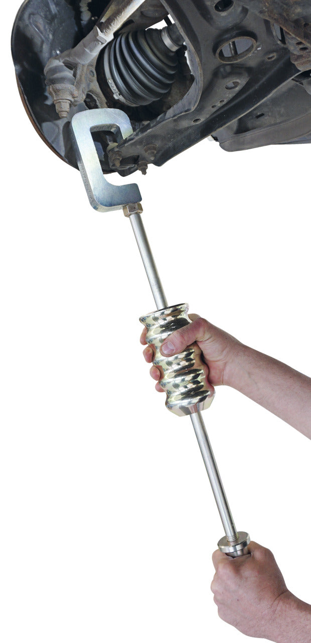 KL-0049-360 A - Gancho para martillo extractor: Martillo deslizante con gancho en uso bajo un vehículo elevado