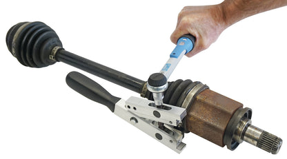 KL-0121-96 B - Alicates para abrazaderas de manguera: Mano usando llave sobre alicate para abrazaderas en semieje de vehículo