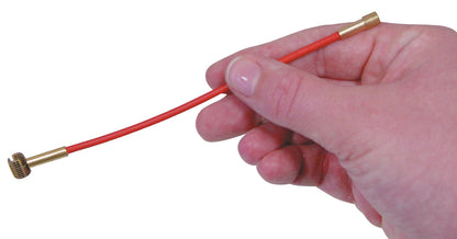 KL-0126-221 - Elevador magnético de cuña de válvula flexible: Mano sosteniendo varilla flexible roja con extremos de latón