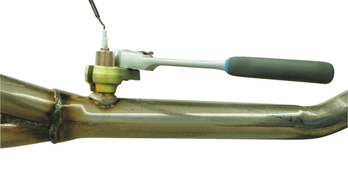 KL-0132-6 - Llave de vaso angular SW 22 mm: Llave angular con mango acoplada a tubo de escape metálico