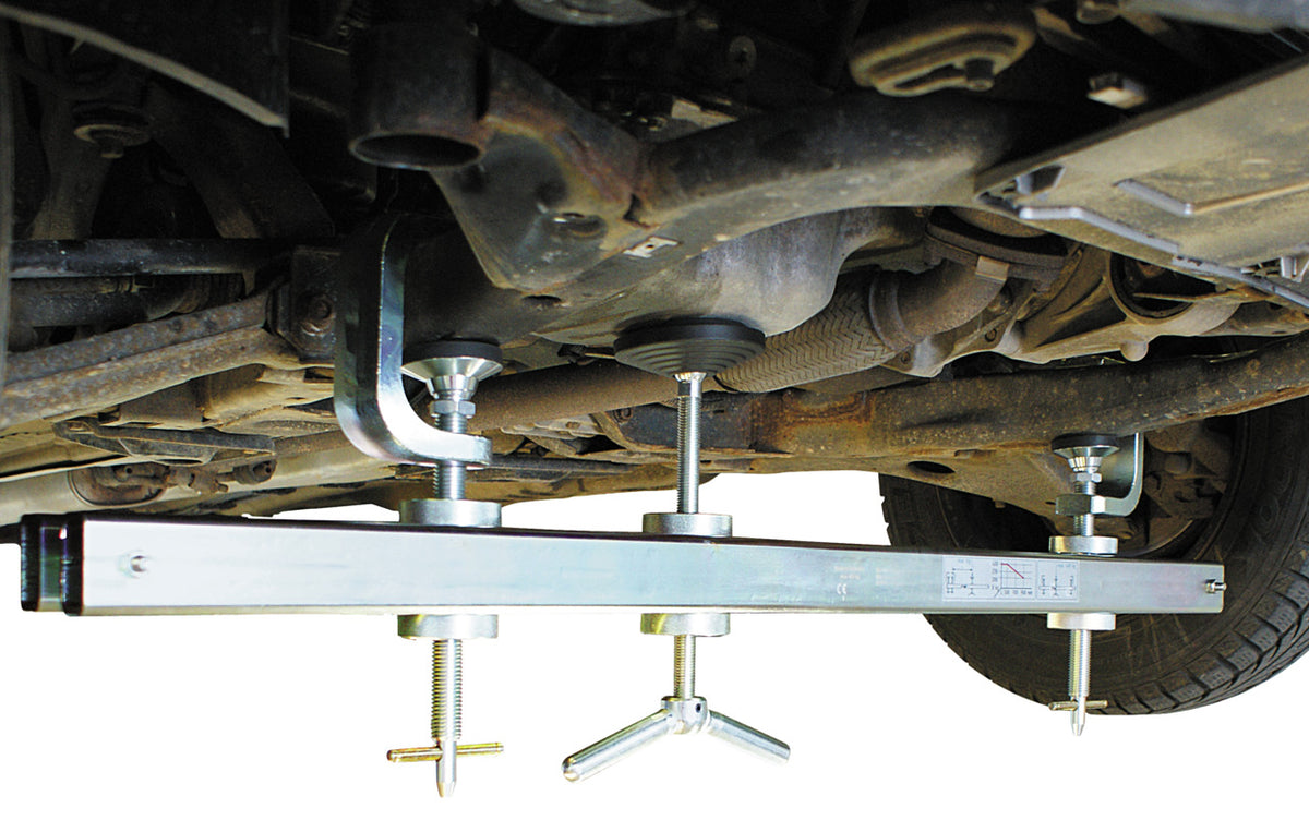 KL-0146-20 - Dispositivo de apoyo para motores: Barra transversal con tres soportes ajustables bajo bajos de vehículo