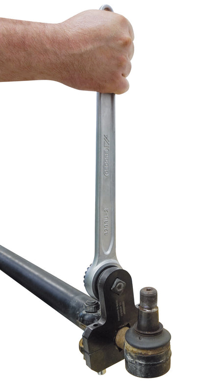 KL-0169-81 - Enchufe para barra de rodadura, 34 mm (waf): Mano usando llave para extraer una rótula de dirección