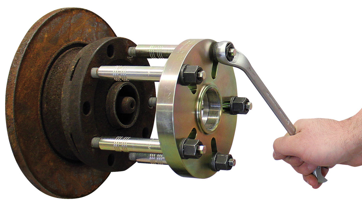 KL-0174-330 - Tamaño del disco perforado. 3 (5 hoyos): Mano ajustando tuercas con llave sobre disco de freno oxidado