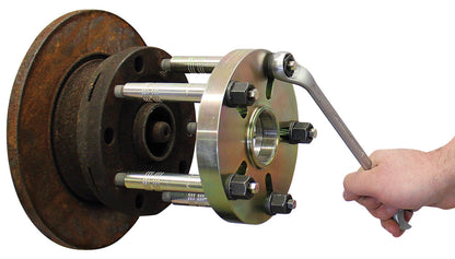KL-0174-330 - Tamaño del disco perforado. 3 (5 hoyos): Mano ajustando tuercas con llave sobre disco de freno oxidado