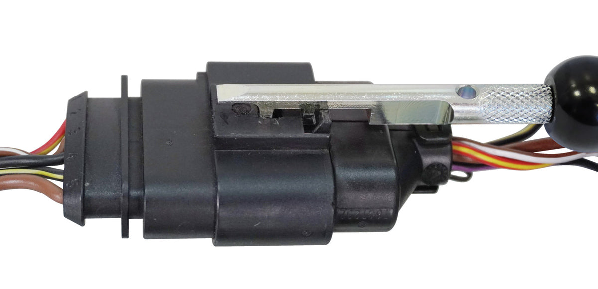 KL-0190-13 - Herramienta de desbloqueo compacta: Conector eléctrico negro con cables de colores y lámina metálica insertada