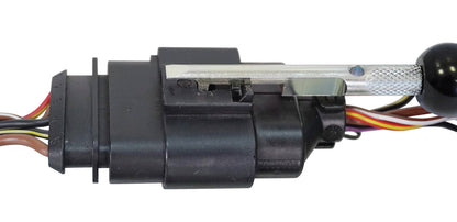 KL-0190-13 - Herramienta de desbloqueo compacta: Conector eléctrico negro con cables de colores y lámina metálica insertada