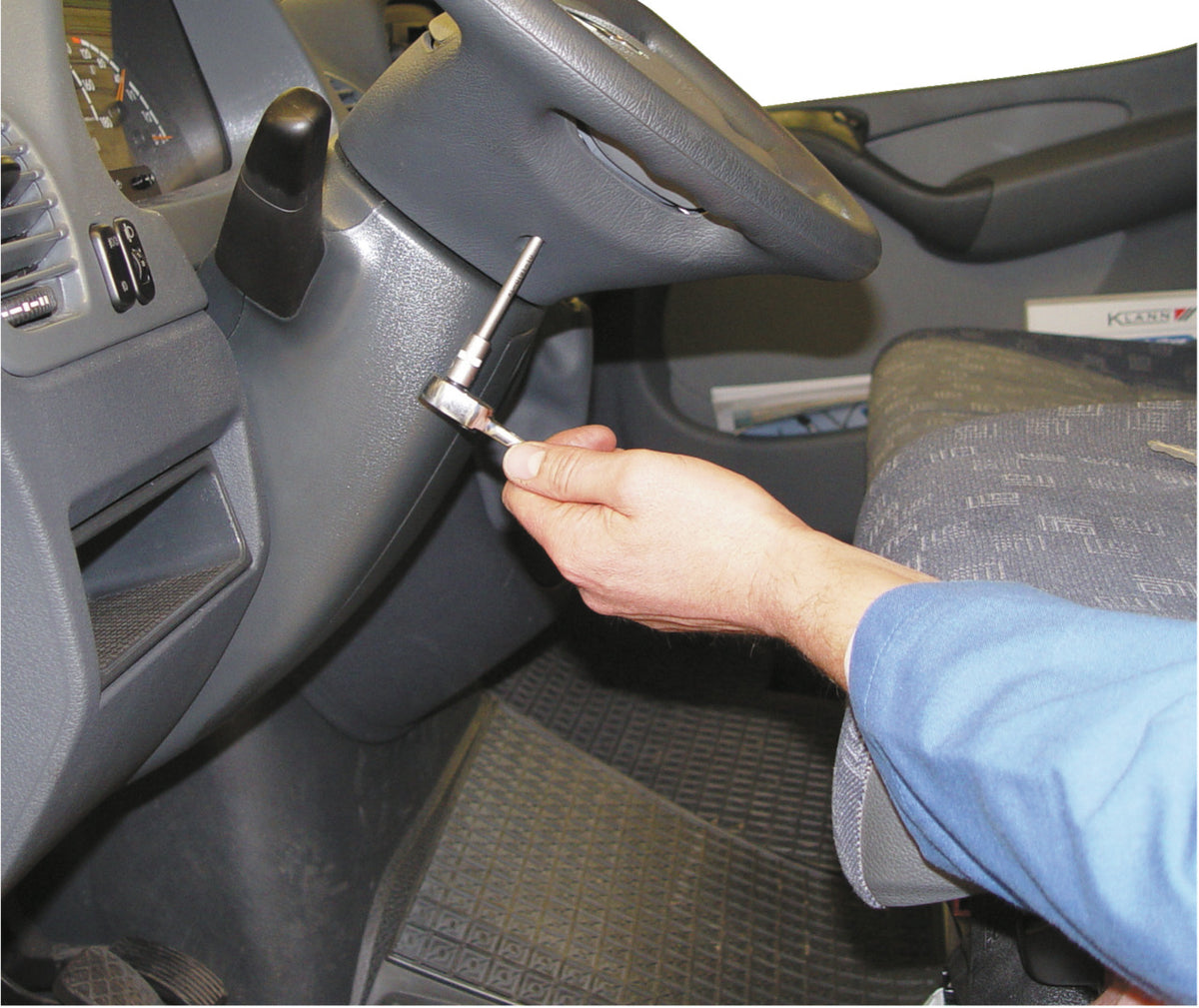 KL-0191-11 - Inserto para llave de tubo T30: Mano usando herramienta extensible bajo el volante de un vehículo