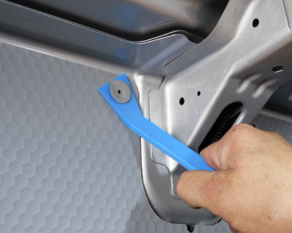 KL-0194-190 - Kit de cuñas de plástico, 27 uds: Mano usando espátula de plástico azul en carrocería de automóvil