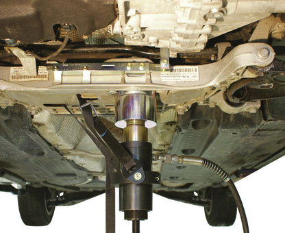 KL-0214-221 - Dispositivo de tracción doble Silentbloc, VW-Audi: Extractor hidráulico montado bajo un vehículo