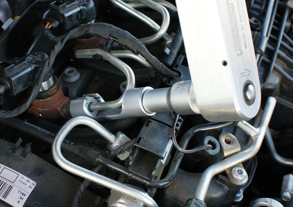 KL-0511-7 - Inserto especial para llave de vaso SW21: Vaso articulado acoplado a tuerca de inyector en motor