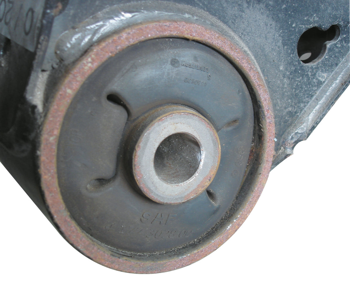 KL-1011-111 - Herramienta Silentbloc, Ø 139mm: Casquillo de goma metálico montado en brazo de suspensión metálico