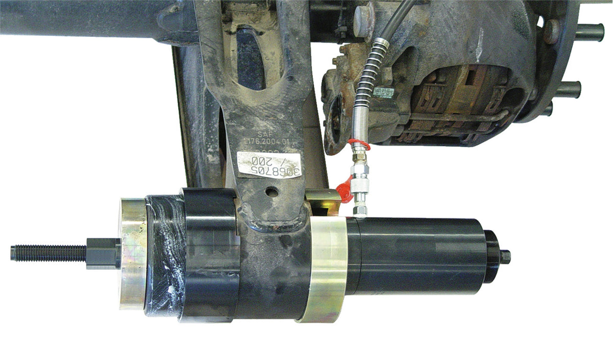 KL-1011-111 - Herramienta Silentbloc, Ø 139mm: Extractor cilíndrico montado en brazo de suspensión junto a freno de disco
