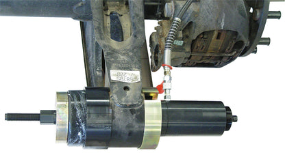 KL-1011-111 - Herramienta Silentbloc, Ø 139mm: Extractor cilíndrico montado en brazo de suspensión junto a freno de disco