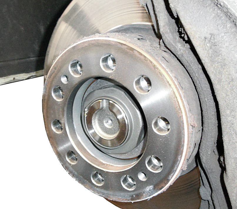 KL-1023-9095 - Llave para tuercas de eje Daimer SW95: Herramienta circular con orificios insertada en cubo de rueda