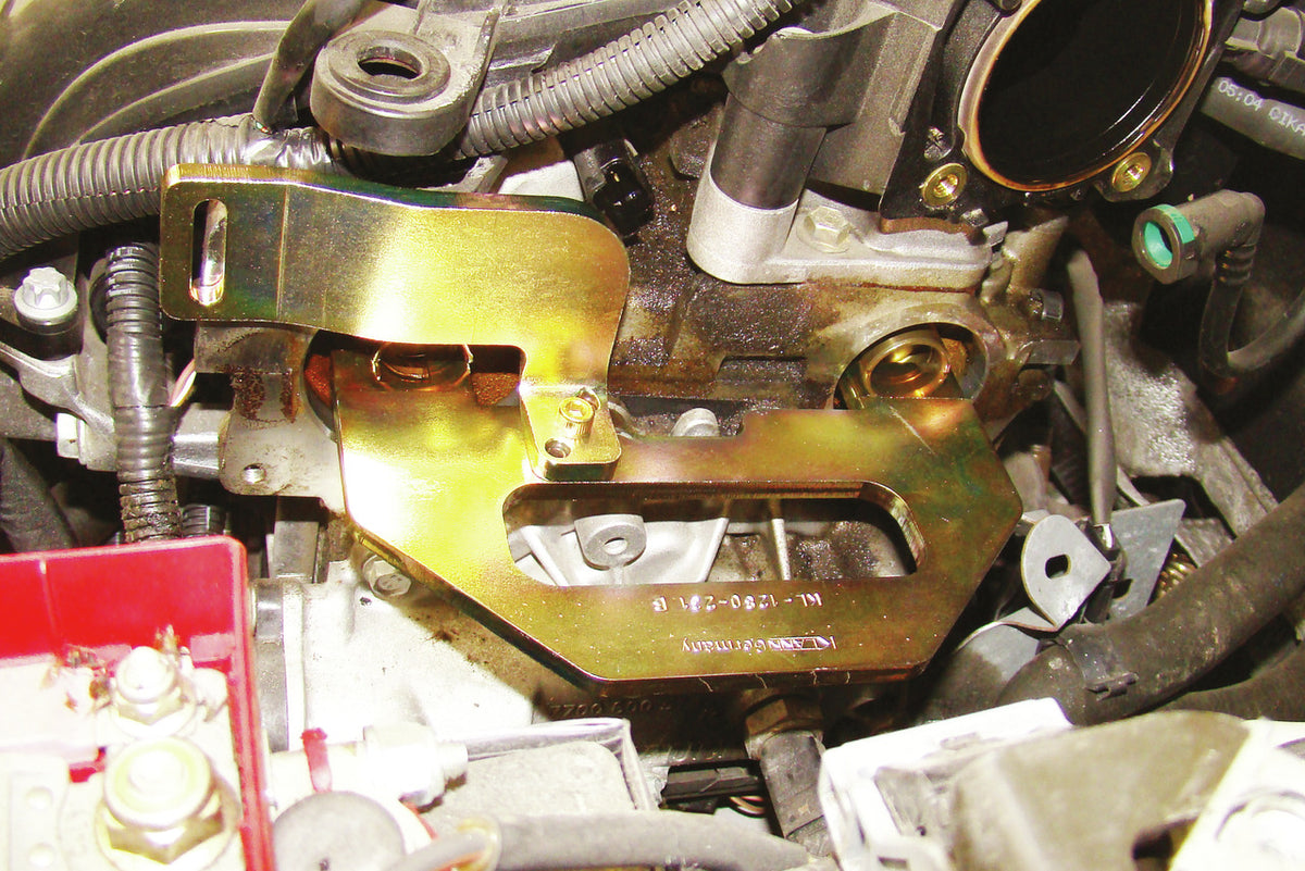 KL-1280-23 KB - Juego de herramientas de bloqueo, Renault: Soporte metálico bicromatado instalado en motor de automóvil