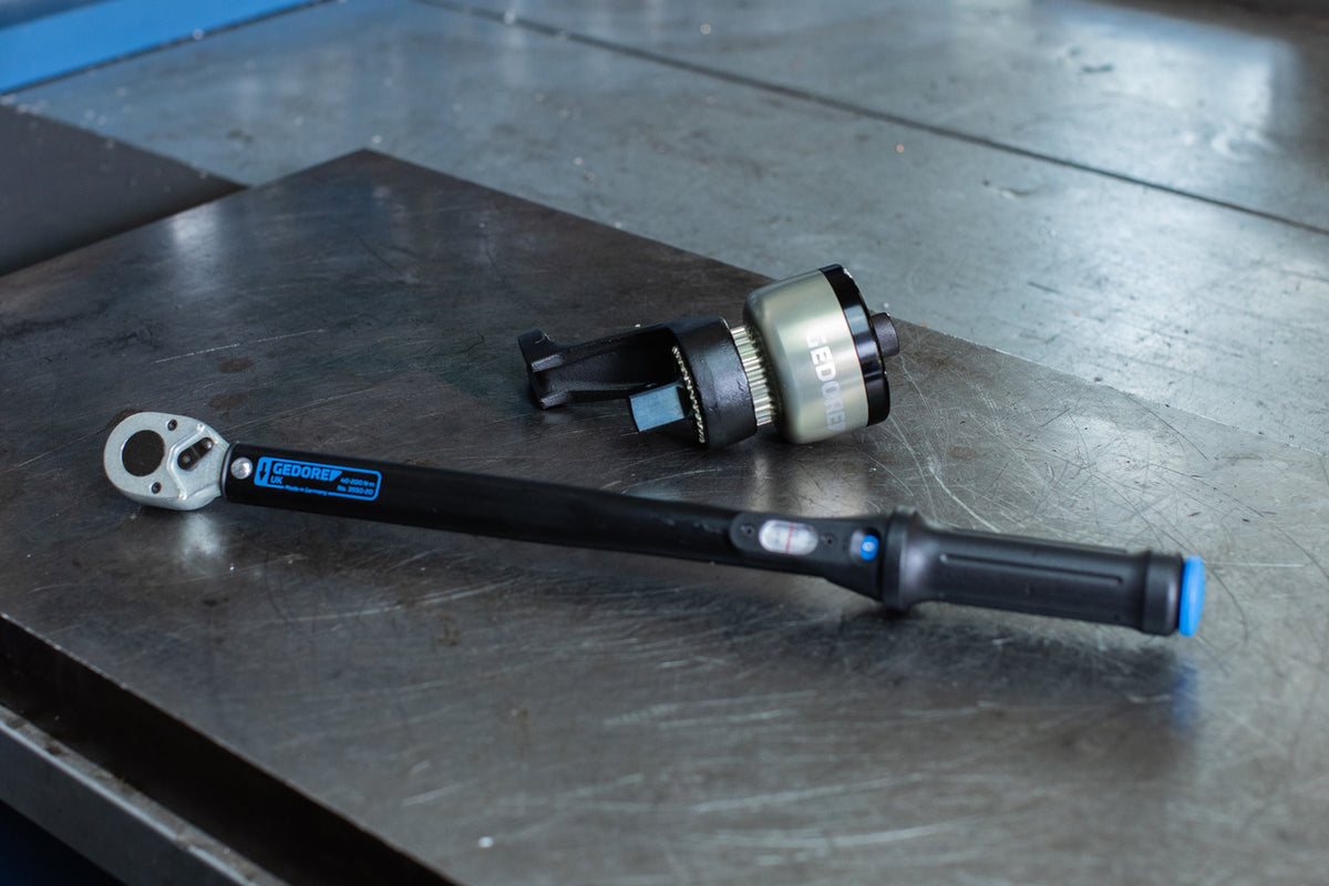 Llave dinamométrica Gedore Torcoflex UK 40-200 N·m en aplicación de taller