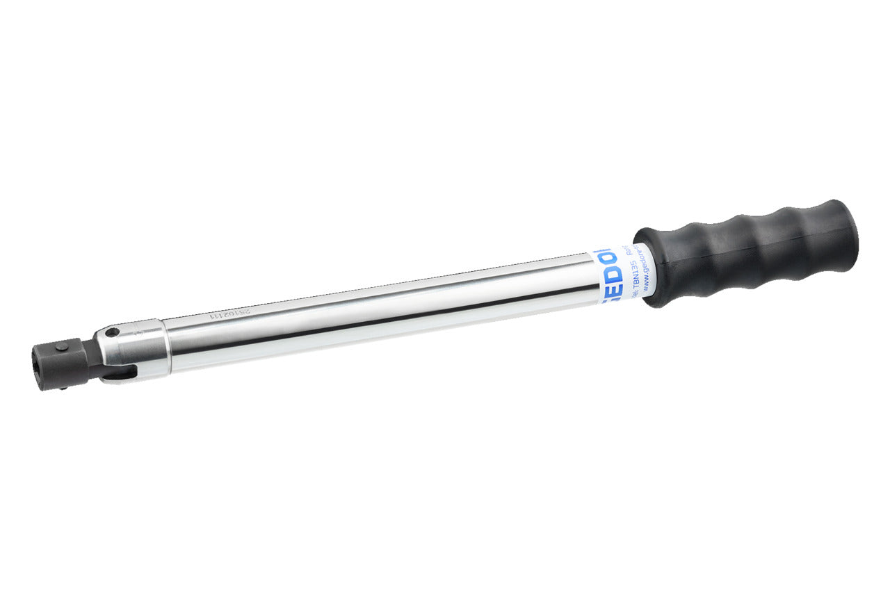 Llave dinamométrica de pandeo Gedore TBN 135 con mango antideslizante en uso