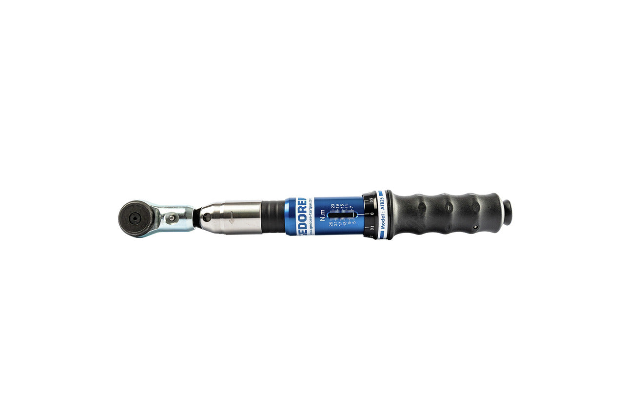 Llave Gedore ATB 25 D mostrando la flexión del cuerpo al alcanzar el par