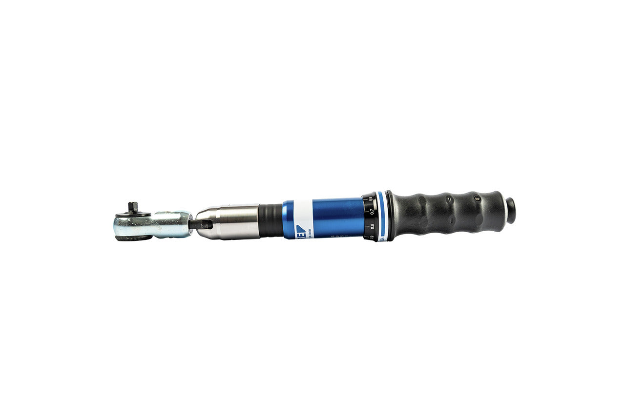 Llave dinamométrica de pandeo Gedore ATB 25 D en uso de apriete
