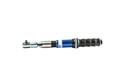 Llave dinamométrica de pandeo Gedore ATB 25 D en uso de apriete